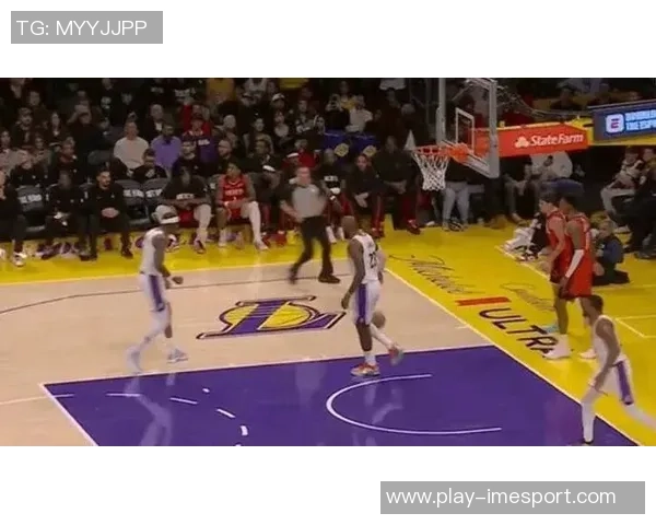 八村塁绝杀前里夫斯强攻扳平比分回防怒喷裁判展现巨星气质